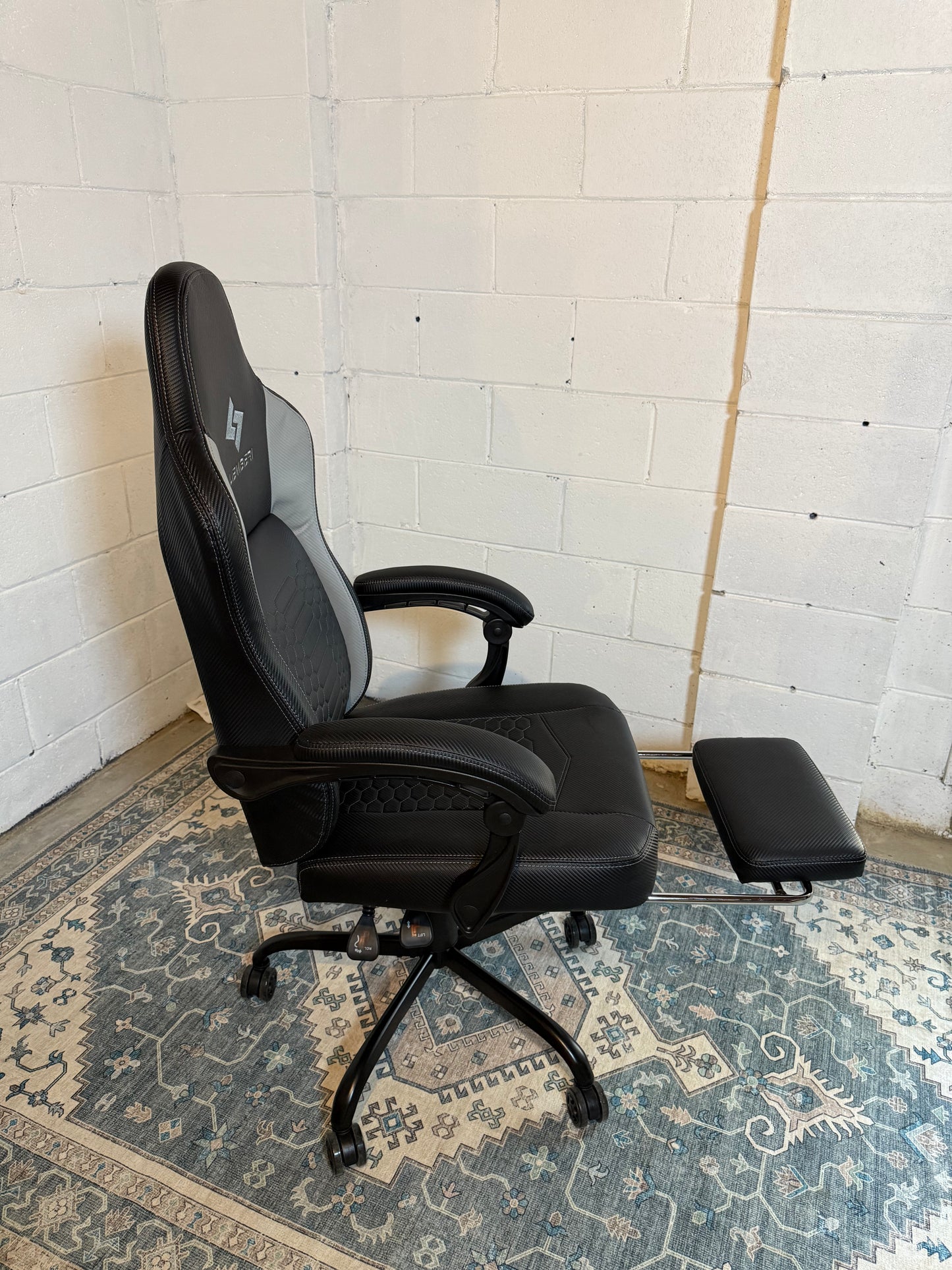 Big and Tall Gaming Chair 400lb Weight Capacity,Gamer Chairs for Adults,Video Game Chair wth Footrest,Racing Style Computer Gamer Chair with Headrest and Lumbar Support (Gray)