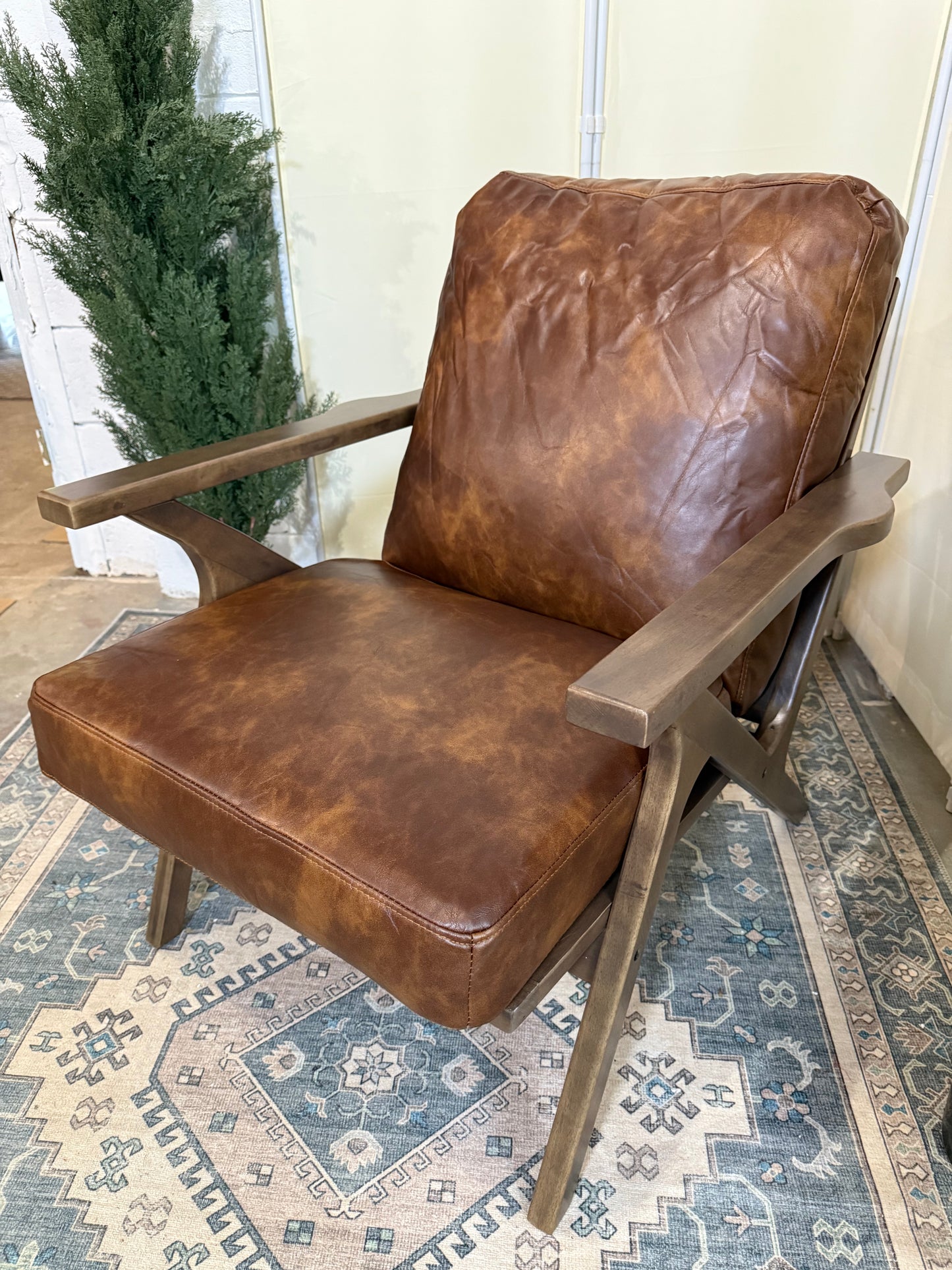Mid-Century Modern Accent Chair for Living Room, Comfy Upholstered Faux Leather Armchair, Retro Leisure Reading Nook Chair with Wooden Frame, Brown